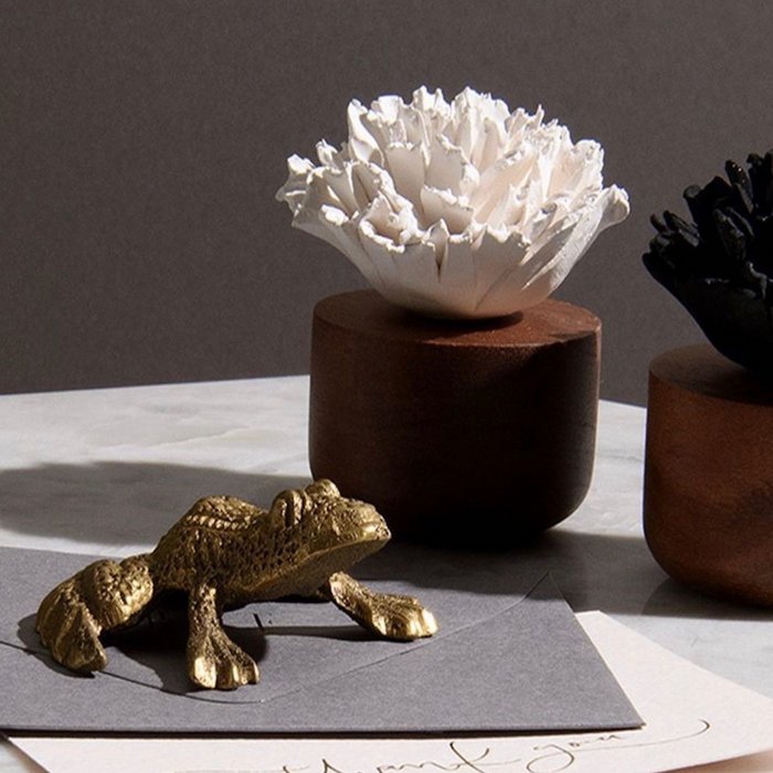 Japanischer Nelken-Diffusor – Eleganter Blumen-Reed-Diffusor mit Holzsockel | Raumduft & Dekoration
