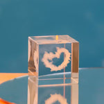 Decorațiune cub de cristal 3D – Inimă goală și nor de dragoste | Gravură laser | Cadou romantic