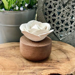 Japanischer Nelken-Diffusor – Eleganter Blumen-Reed-Diffusor mit Holzsockel | Raumduft & Dekoration