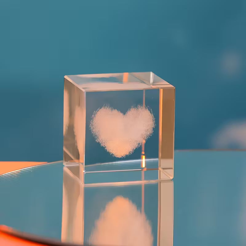 Decorațiune cub de cristal 3D – Inimă goală și nor de dragoste | Gravură laser | Cadou romantic