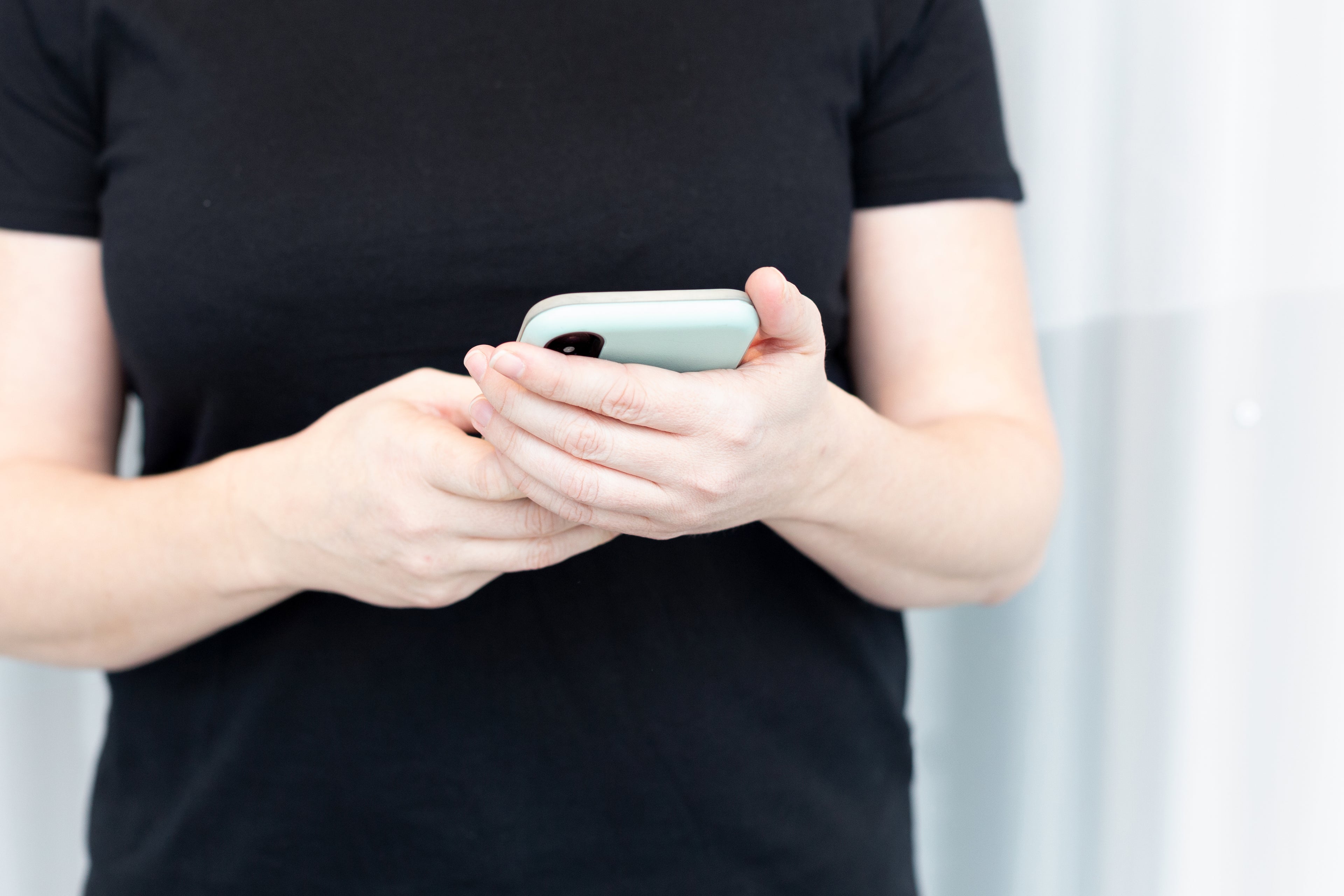 files/woman-sends-a-text.jpg